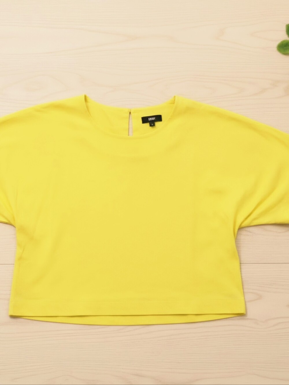 DKNY Yellow Short Sleeve Keyhole Back Crewneck Top Size M